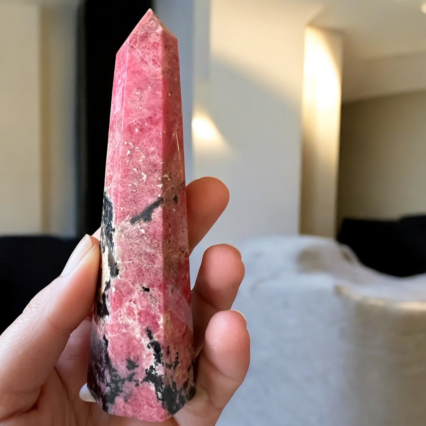 Rhodonite obeslik 13cm