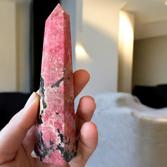 Rhodonite obeslik 13cm