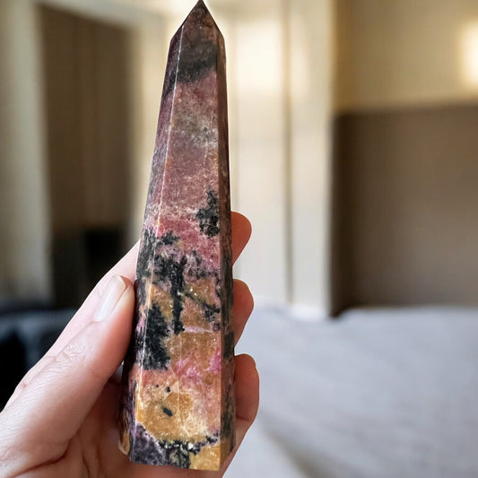 Rhodonite obeslik 15cm