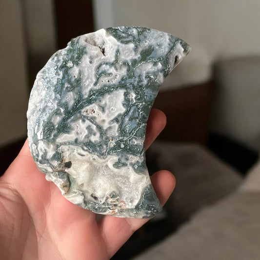 Moss agate moon 10cmx8cm