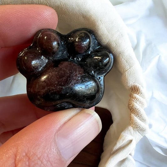 Garnet cat paw