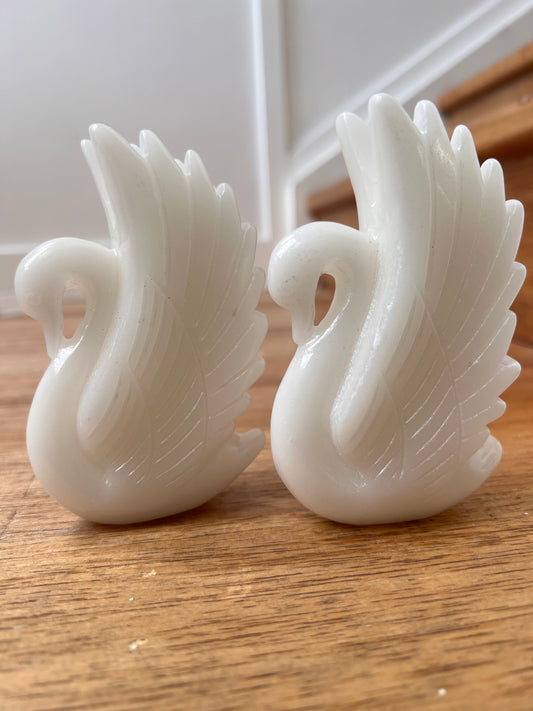 White jade swan carvings