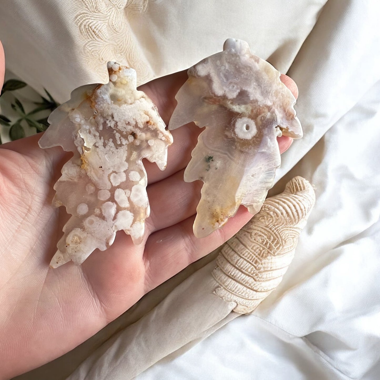 Flower agate leaf carvings intuitively chosen